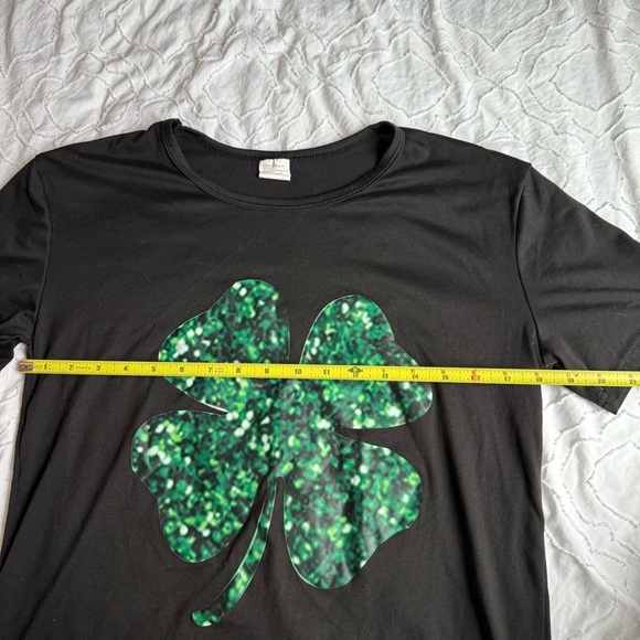 Black T-Shirt with Green Glitter Shamrock Clover Short Sleeve Soft Material - Picture 4 of 6